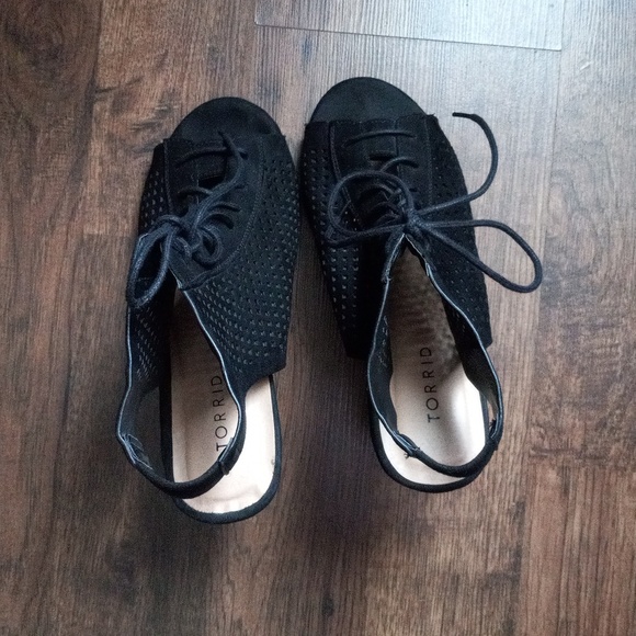 Torrid Black Cutout Faux Suede Cone Bootie Cone Heel Lace-up Wide Width Sz9 - Picture 6 of 16